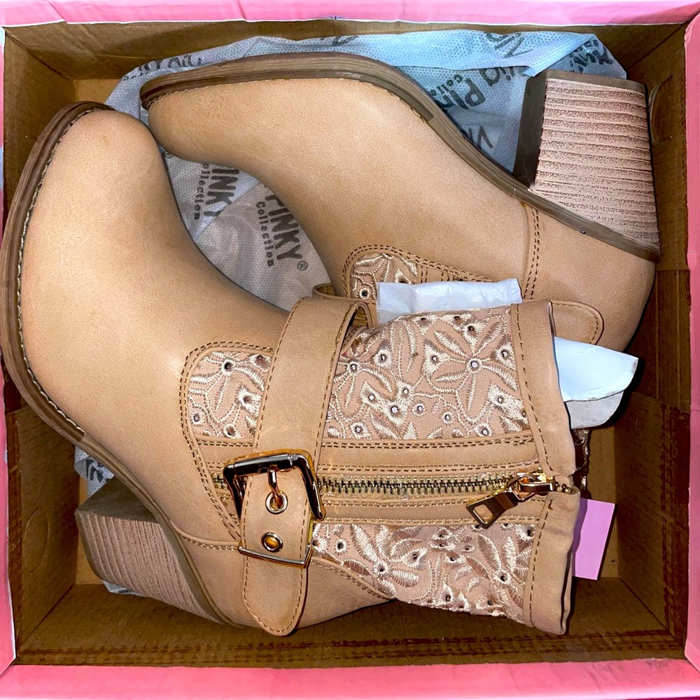 Synthetic small country booties 👢